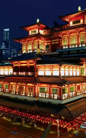 Night view of the beautifully lit Buddha Tooth Relic Temple in Singapore's Chinatown.